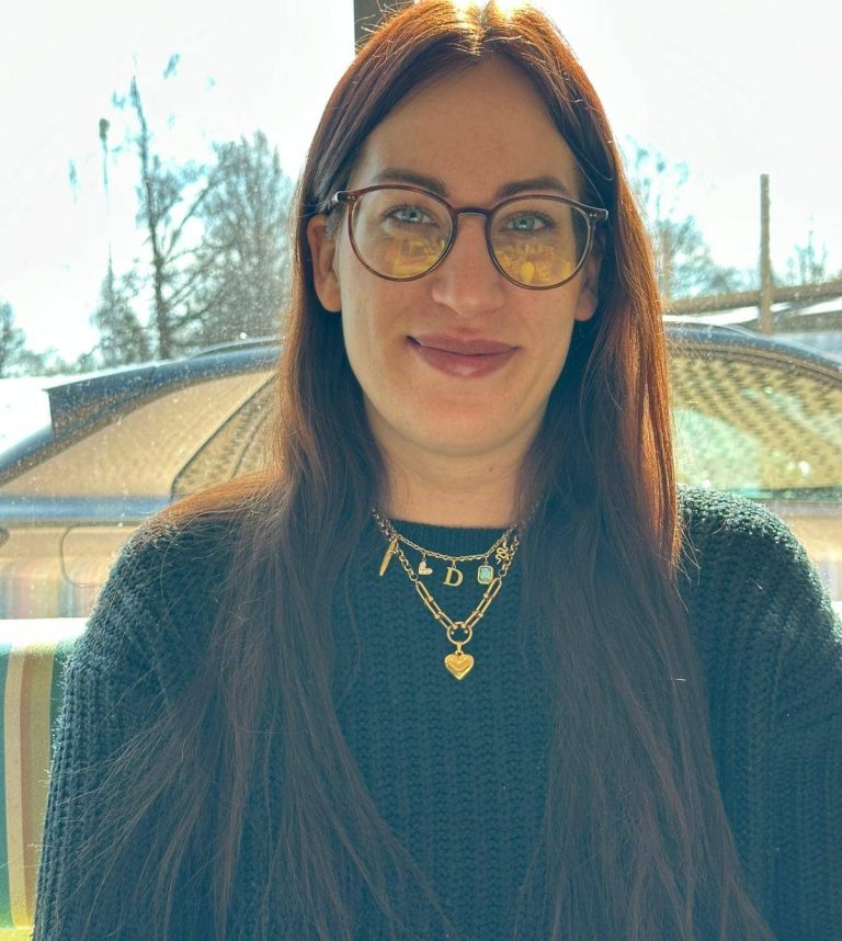 Pflegeberaterin und Gutachterin Lea Fischer bei der Beratung